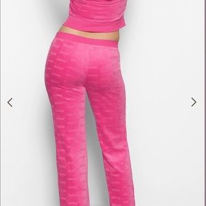 Hi so it’s a large in hot pink  . I always get a large . These are a bit big .